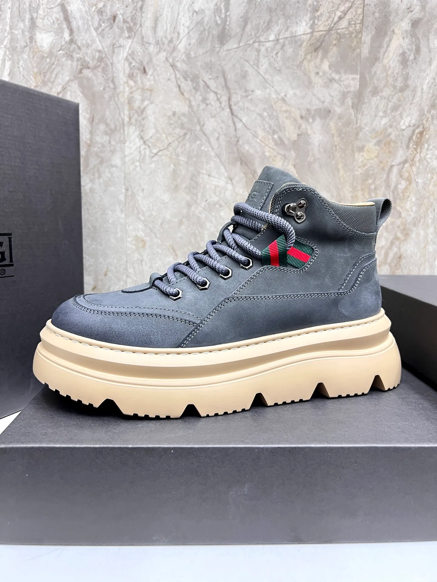 💰700 new UGG fur-integrated men's simple and fashionable snow shoes. The most worth buying at the end of this year are warm casual shoes. Whether you are out and about at home, their comfortable and warm performance will be your most suitable fashion companion! The material is cowhide upper and imported wool is used inside. Two layers of cowhide for warmth and comfort! The eva+ rubber patch outsole is cushioned, non-slip and wear-resistant, and has good elasticity. It is light and wear-resistant, comfortable and soft, and the new simple cut is more fashionable. It has both practicality and fashion sense, so you no longer have to worry about how to match it in winter, while still maintaining your fashionable taste. High-quality genuine wool produced in Dongguan. The material depends on the details! Size: 39-40-41-42-43-44